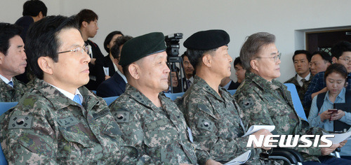 화력격멸훈련 참관하는 문재인 | 인스티즈