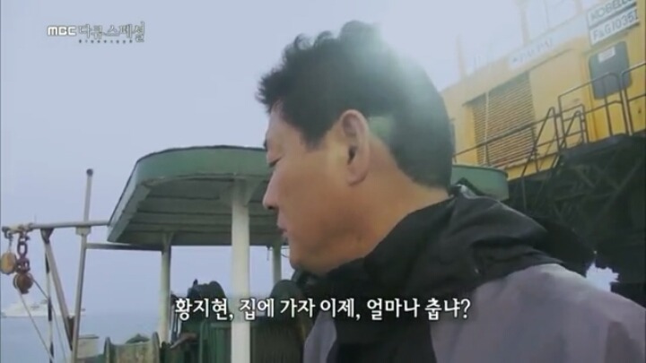 딸이 바다 위로 올라오길 바라며 초콜렛 던져주는 아빠 | 인스티즈