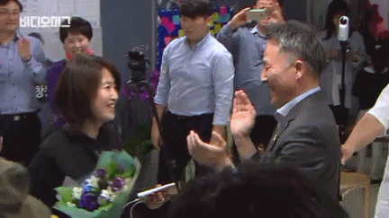 어느 정치인 뽀뽀 gif | 인스티즈
