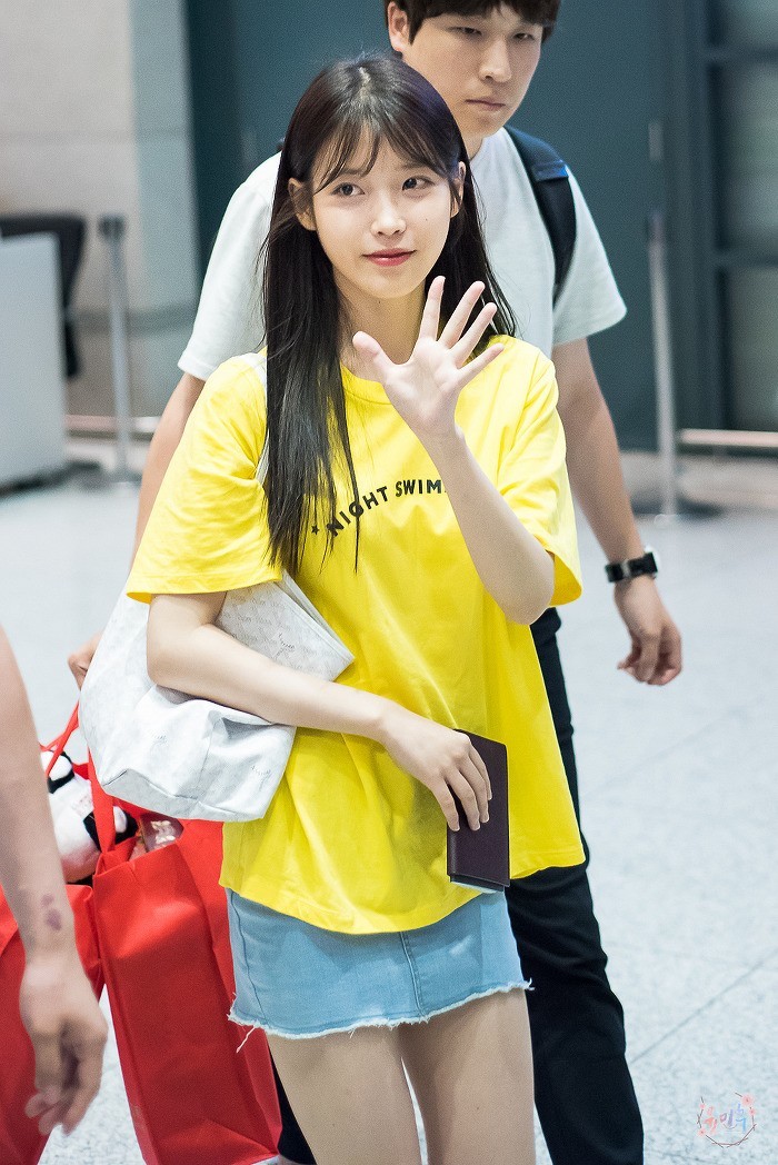 노랑 노랑한 아이유 인천공항 입국사진. png | 인스티즈