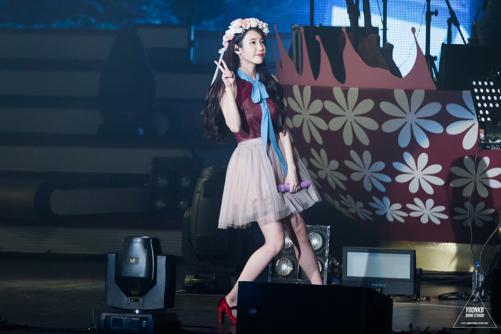 [15.11.22] 아이유 쳇셔 서울콘서트 둘째날 포토타임.jpgif | 인스티즈