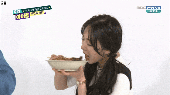 형돈이와 대준이에게 짜장면 뻇긴 민아.GIF | 인스티즈