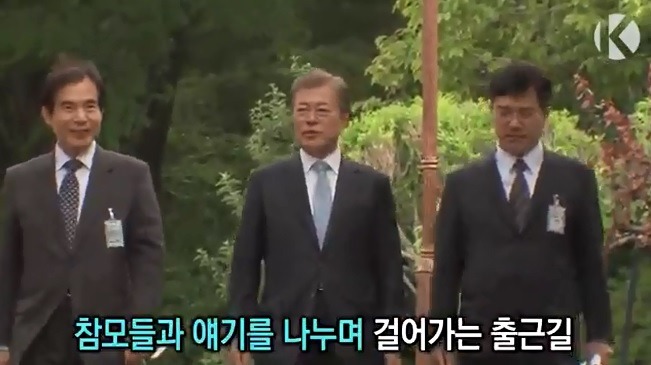 오늘자 문재인 대통령 출근길 .jpg | 인스티즈
