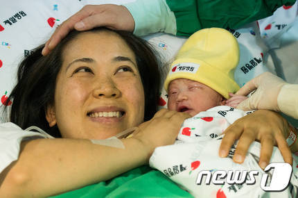 새해 첫둥이 0시0분에 탄생..40대 산모 2.9kg 여아 출산 | 인스티즈