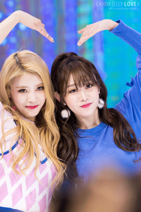 지수에게 뽀뽀 하는 미주 | 인스티즈