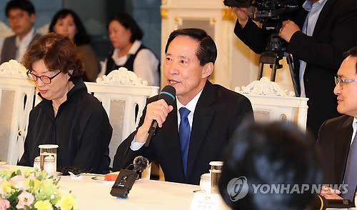 문재인 대통령 송영무 국방부 장관에게 임명장 수여.jpg | 인스티즈