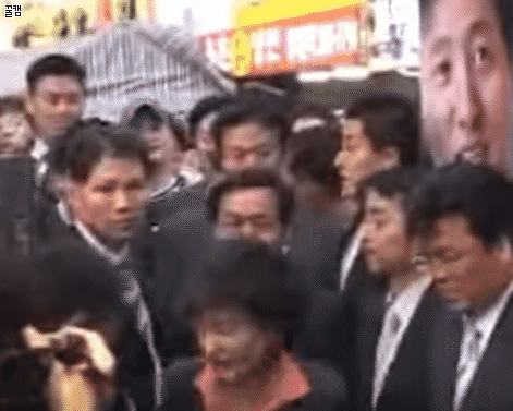 다시보는 박근혜 칼빵맞는 장면.gif | 인스티즈