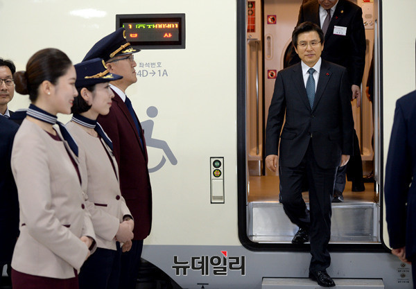 밝은 표정의 황교안 대통령(진) | 인스티즈