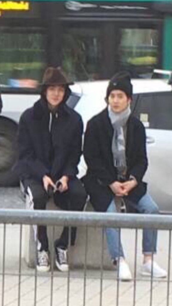 프랑스여행가서 기념사진 찍었는데 뒤에 엑소 찍힘.jpg | 인스티즈
