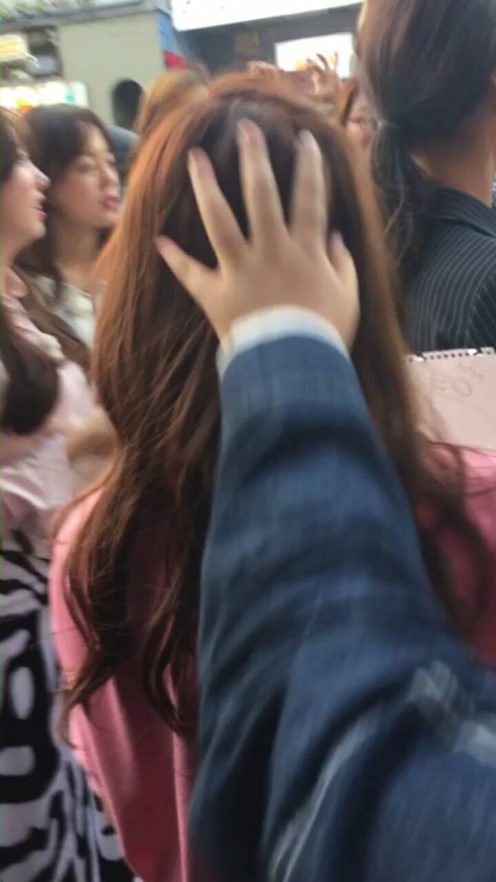최유정 머리 만지는 팬 | 인스티즈
