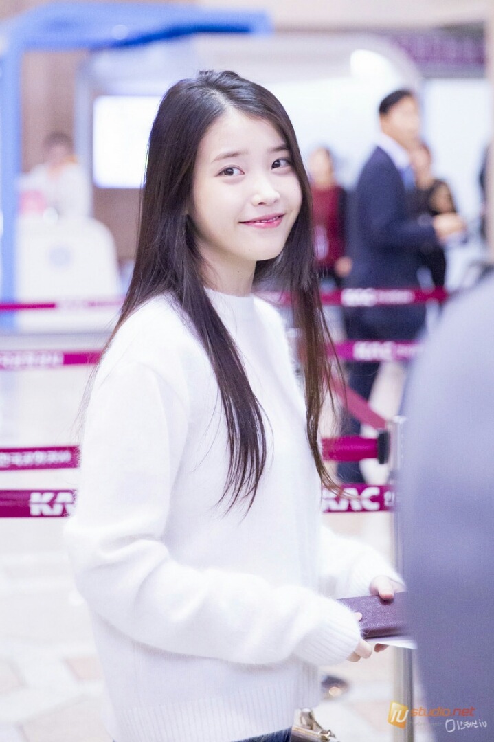 아이유 흰 니트 • 청바지 코디.jpg | 인스티즈