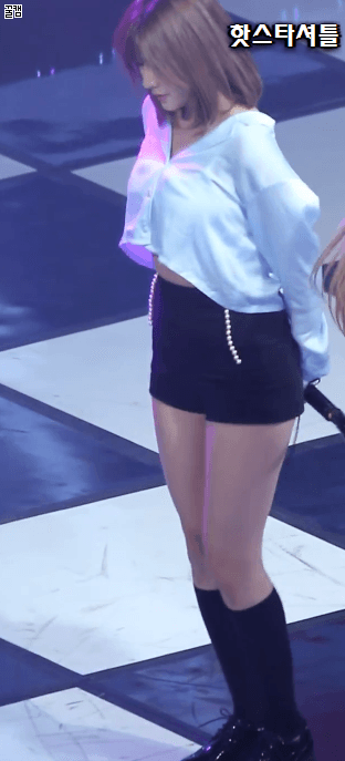 옷이 자꾸 올라가는 오하영.gif | 인스티즈