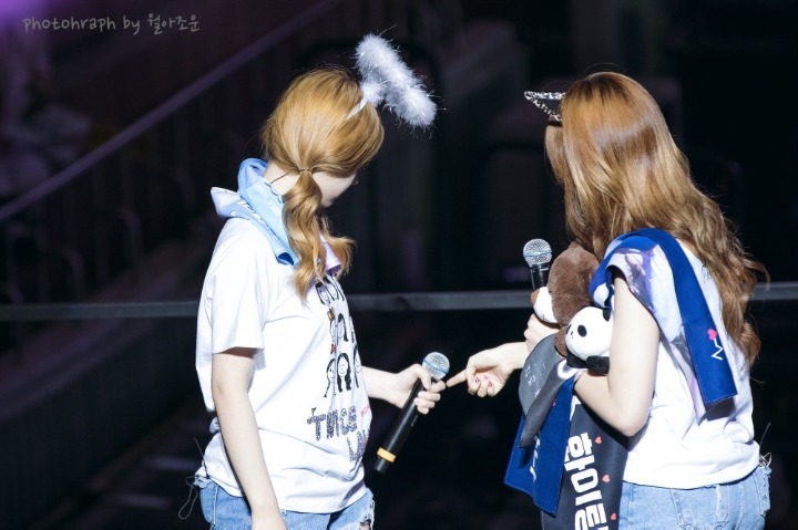 ??? : 다현아 마이크 여기있어... | 인스티즈