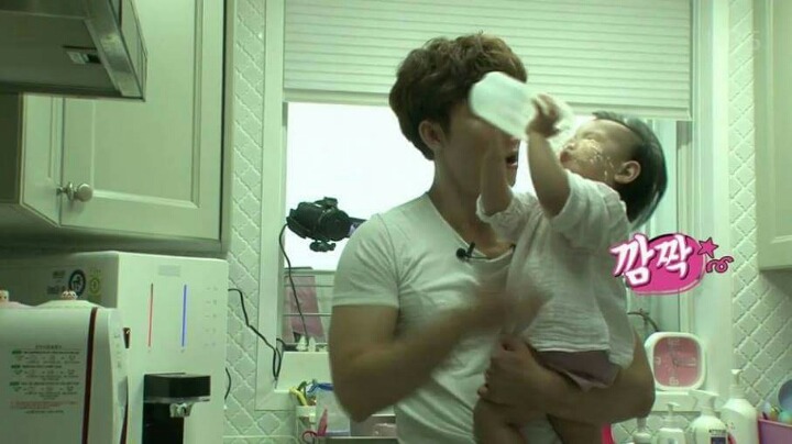 물 마시다 놀란 로희 | 인스티즈