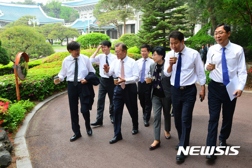 문재인 대통령 - 출근 이틀째 청와대 사진 모음.jpg | 인스티즈