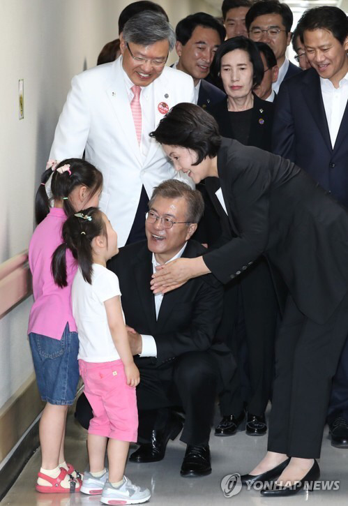 문대통령이랑 인사하고 좋아하는 아이들 | 인스티즈