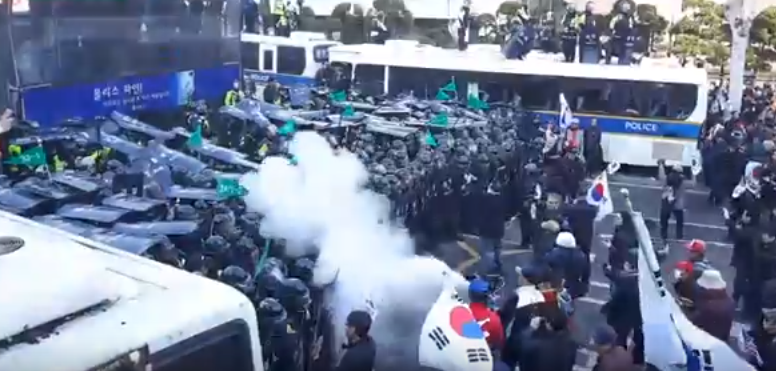 현재 기물파손 시작한 박사모 ㄷㄷㄷㄷJPG | 인스티즈