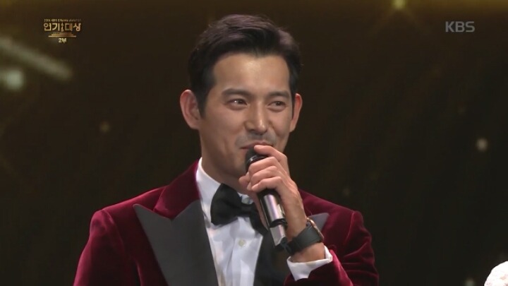 [KBS연기대상] 오지호와 베스트커플상 타러 나와서 송중기만 바라보는 아역배우 허정은.jpg | 인스티즈