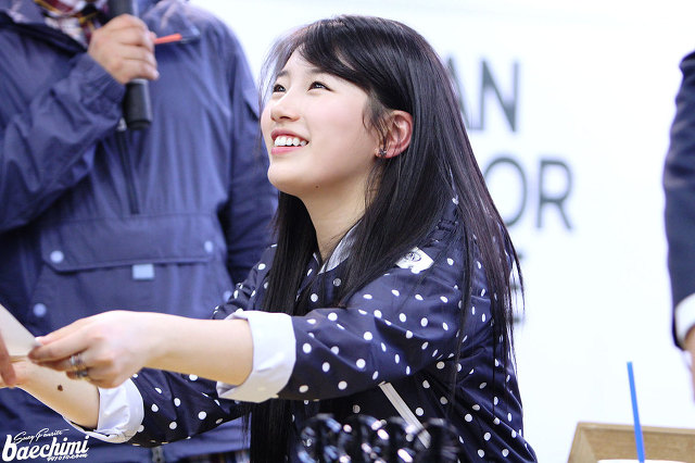사인회에서 아이컨택 해주는 수지.gif | 인스티즈