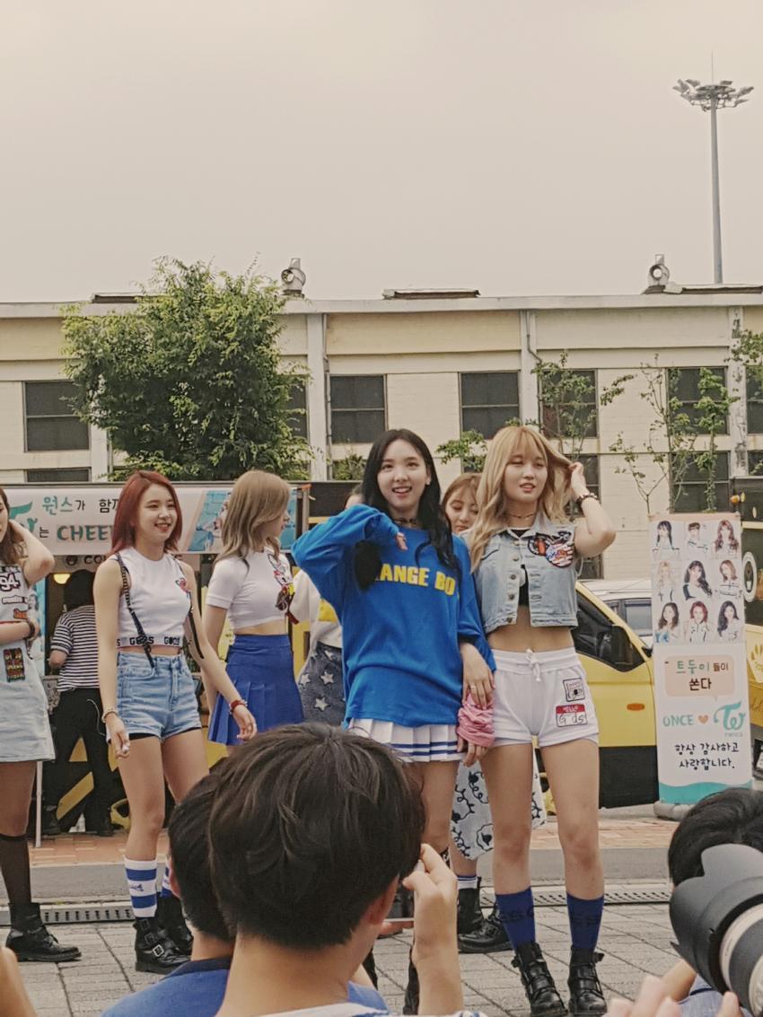 [트와이스] 오늘자 트와이스 미니팬미팅 & 역조공.jpg | 인스티즈