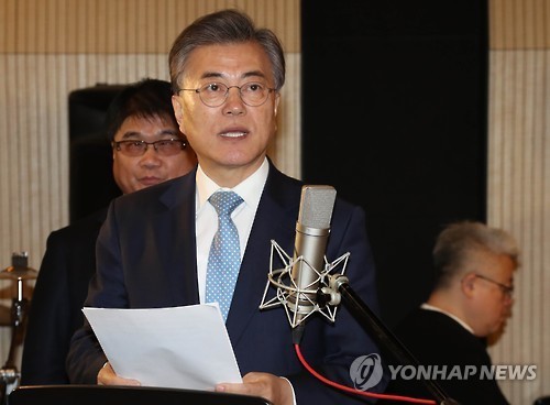 시각장애인을 위한 오디오 북 녹음하는 문재인 전 대표 | 인스티즈