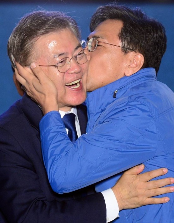 뽀뽀이후 안희정지사 만날때마다 쑥쓰러워 했다는 문대통령ㅋㅋㅋㅋㅋㅋ | 인스티즈