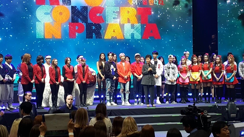 체코 프라하 k-pop 공연에 참석한 대통령.jpg | 인스티즈