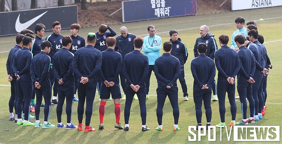 오늘자 굳은 표정으로 회복 훈련하는 축구대표팀 | 인스티즈