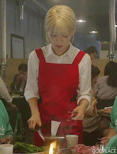 고깃집 알바하는 초아가 좋다.gif | 인스티즈