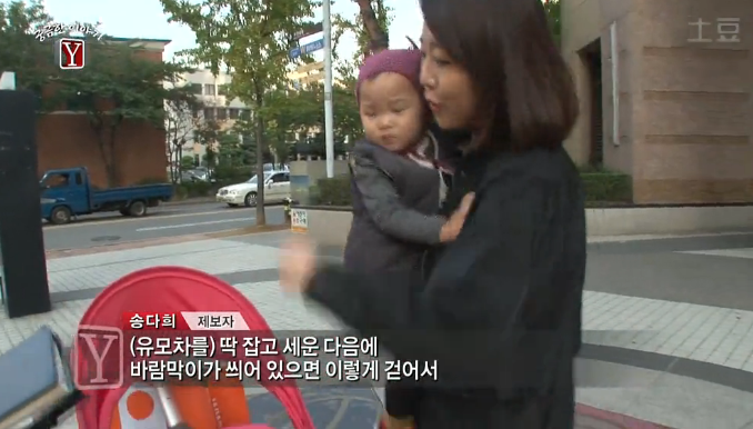 유모차 탄 아기들을 마음대로 만지고 다니는 여자 | 인스티즈
