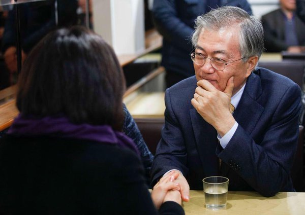 문재인이 여성들에게 인기있는 이유 중 하나라고 생각되는 것.jpg | 인스티즈