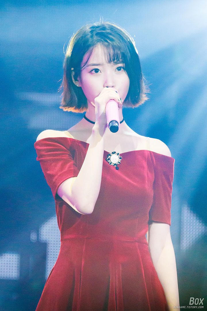 역대급 찍었다는 아이유 단발+레드 의상.jpg | 인스티즈