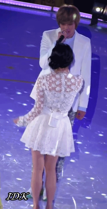 살랑살랑 끼부리는 요망한 아이유.gif | 인스티즈