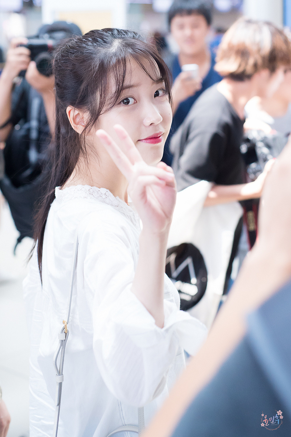 아이유 뒷모습.gif | 인스티즈