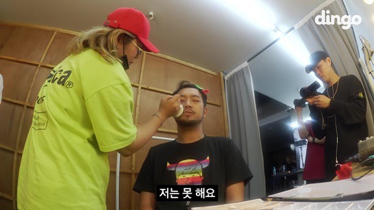 딩고 촬영으로 메이크업 받는 침착맨 주호민 | 인스티즈