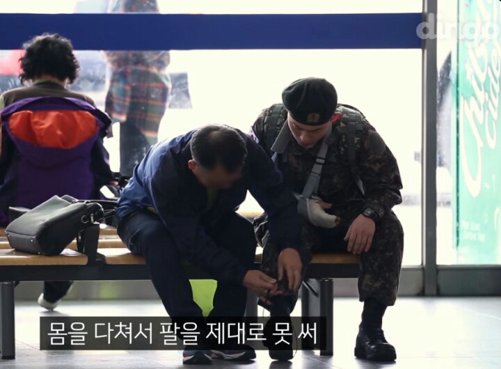 팔을 다친 군인이 전투화 끈을 묶어달라고 한다면? | 인스티즈