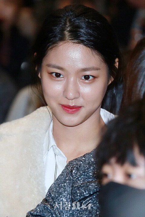 171215 오늘자 잇몸아픈 설현 | 인스티즈