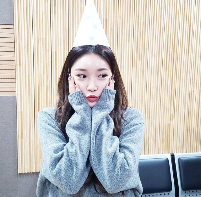 라디오 진행하는 청하.jpg | 인스티즈