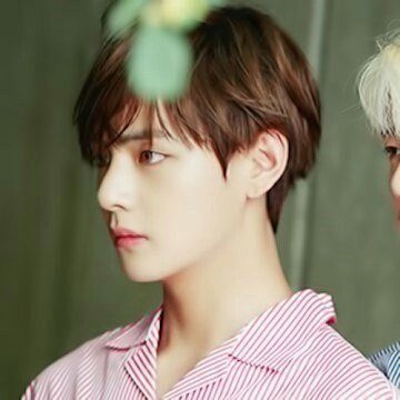 얼굴로 악세사리 존재감 하락시키는 방탄소년단 뷔.jpgif | 인스티즈