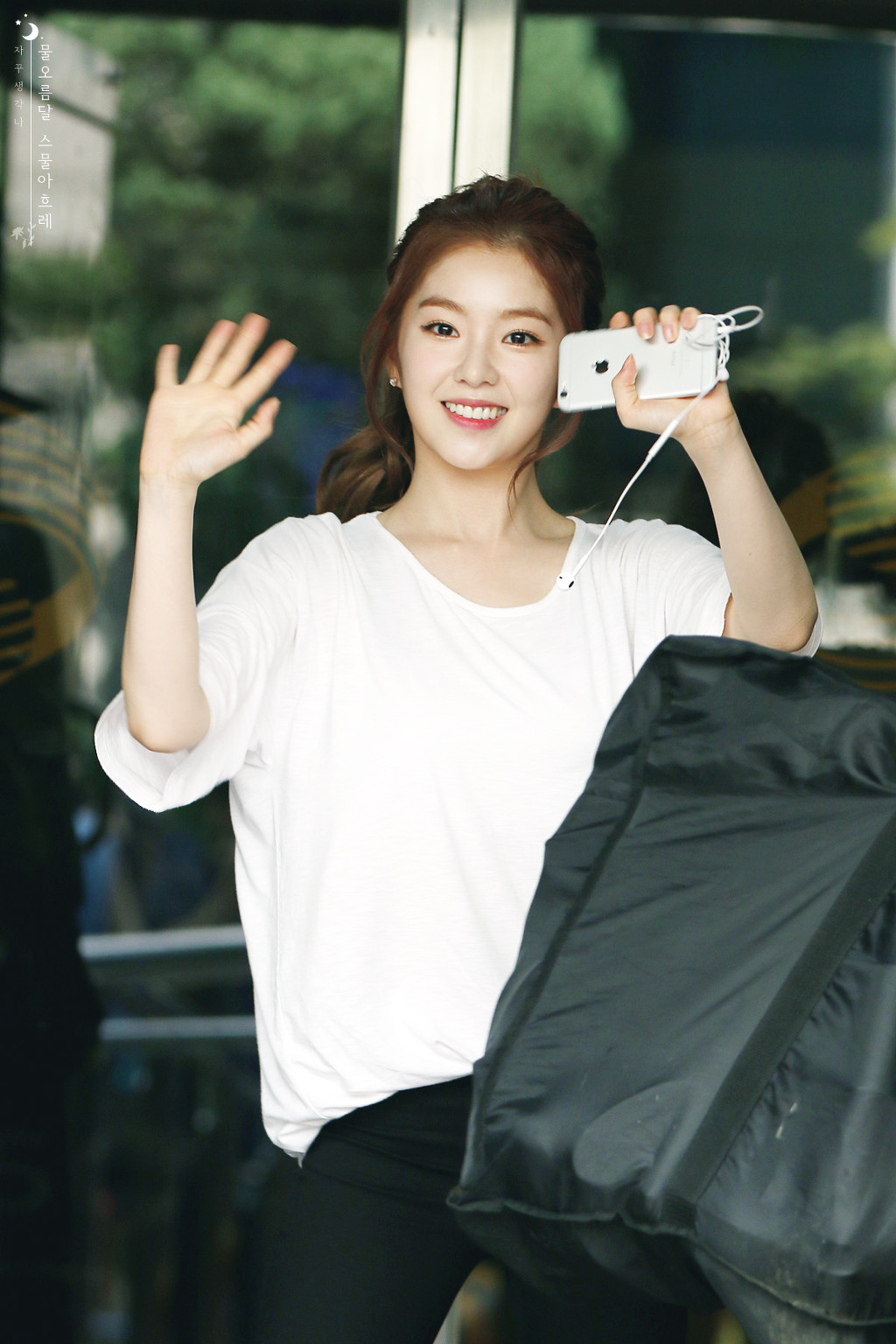 팬들 다정하게 보는 아이린.jpgif | 인스티즈