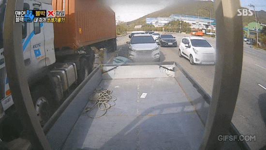 옆차선 트럭에 쓰레기버리는 쓰레기.GIF | 인스티즈