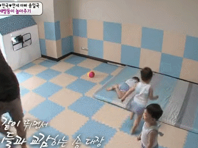 아이들과 놀아주는 자상한 송일국.gif | 인스티즈