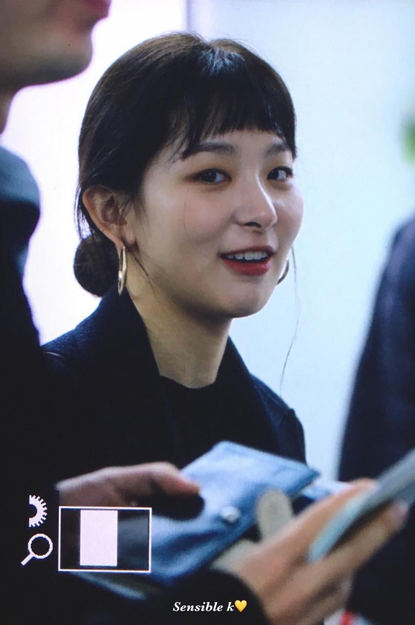 오전에 따숩게 옷 챙겨입고 출국한 레드벨벳 공항 프리뷰 | 인스티즈