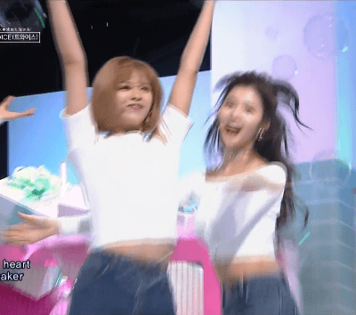 [twice] 오늘자 무대에서 사나한테 진짜 당황한 정연이gif | 인스티즈