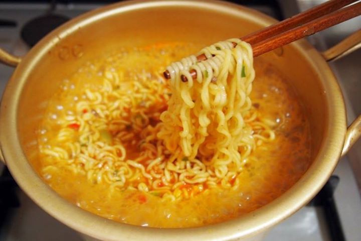 라면 먹고 밥까지 말아 먹는다 vs 배불러서 라면만 먹는다 | 인스티즈