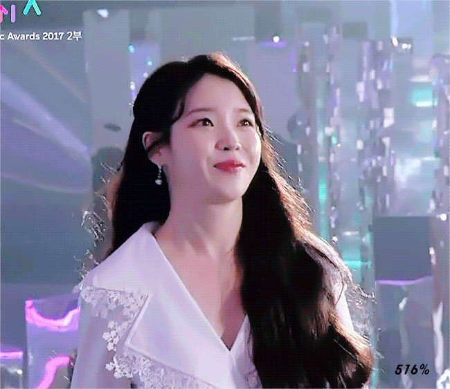 마치 여신과도 같았던 아이유 멜론뮤직어워드 짤.jpgif | 인스티즈