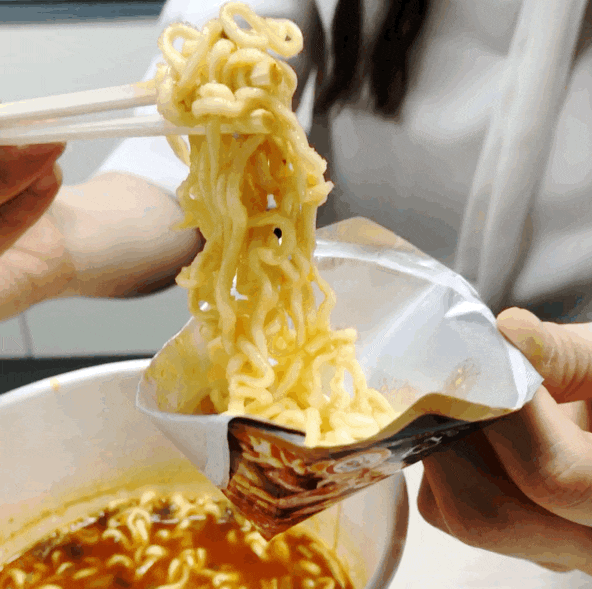 컵라면 뚜껑으로 깔때기 만들어서 먹어본 적 있다 vs 없다 | 인스티즈