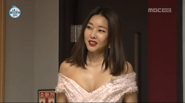 드레스입은 한혜진을 바라보는 전현무.GIF | 인스티즈