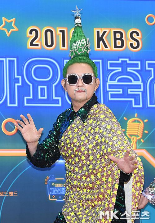 KBS 레드카펫 입구에 서있는 트리.gif | 인스티즈