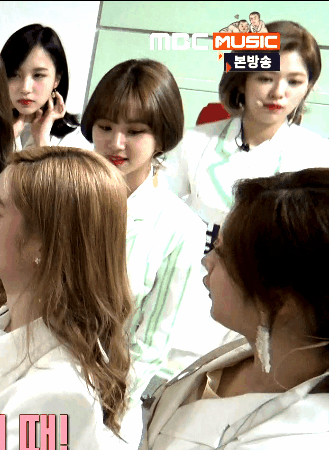 사나에게 애교부리는 정연.gif | 인스티즈
